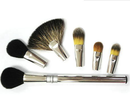 哪些化妝用品需要放冰箱保存？