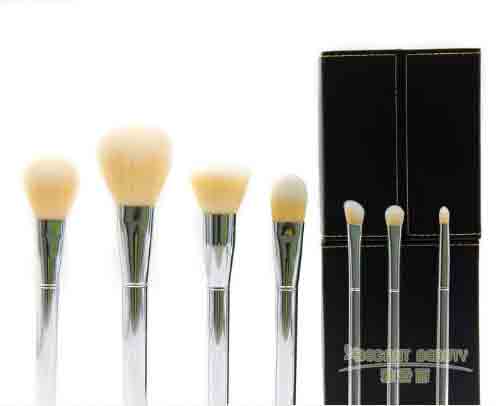 使用唇刷涂口紅，有哪些注意點？