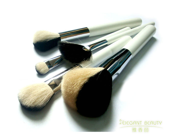 如何根據季節變化或妝容趨勢，更新成套化妝刷的配置？