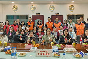 福城街道新和社區蒞臨雅香麗化妝用品（深圳）有限公司開展“巾幗綻放.婦女權益保護法介紹”書記茶話會。